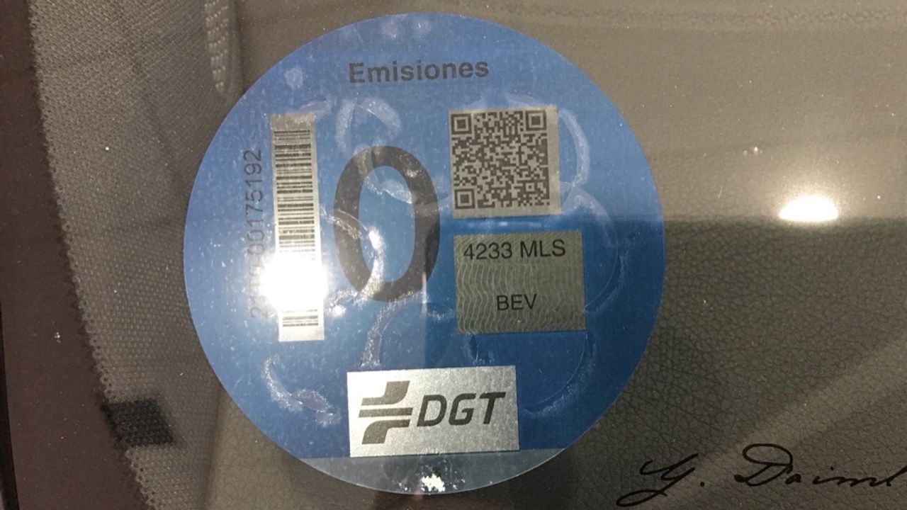 mercedes-eqa-250+-+-amg-line-imagen-12