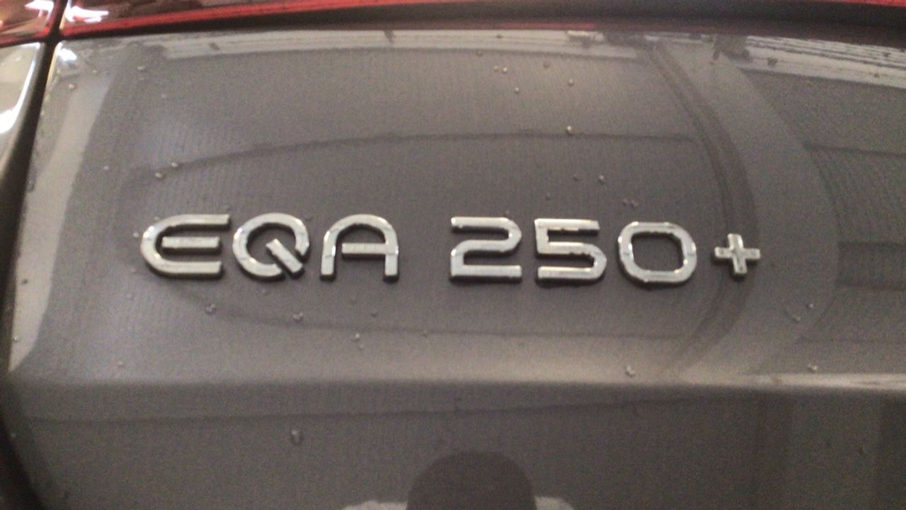 mercedes-eqa-250+-+-amg-line-imagen-11