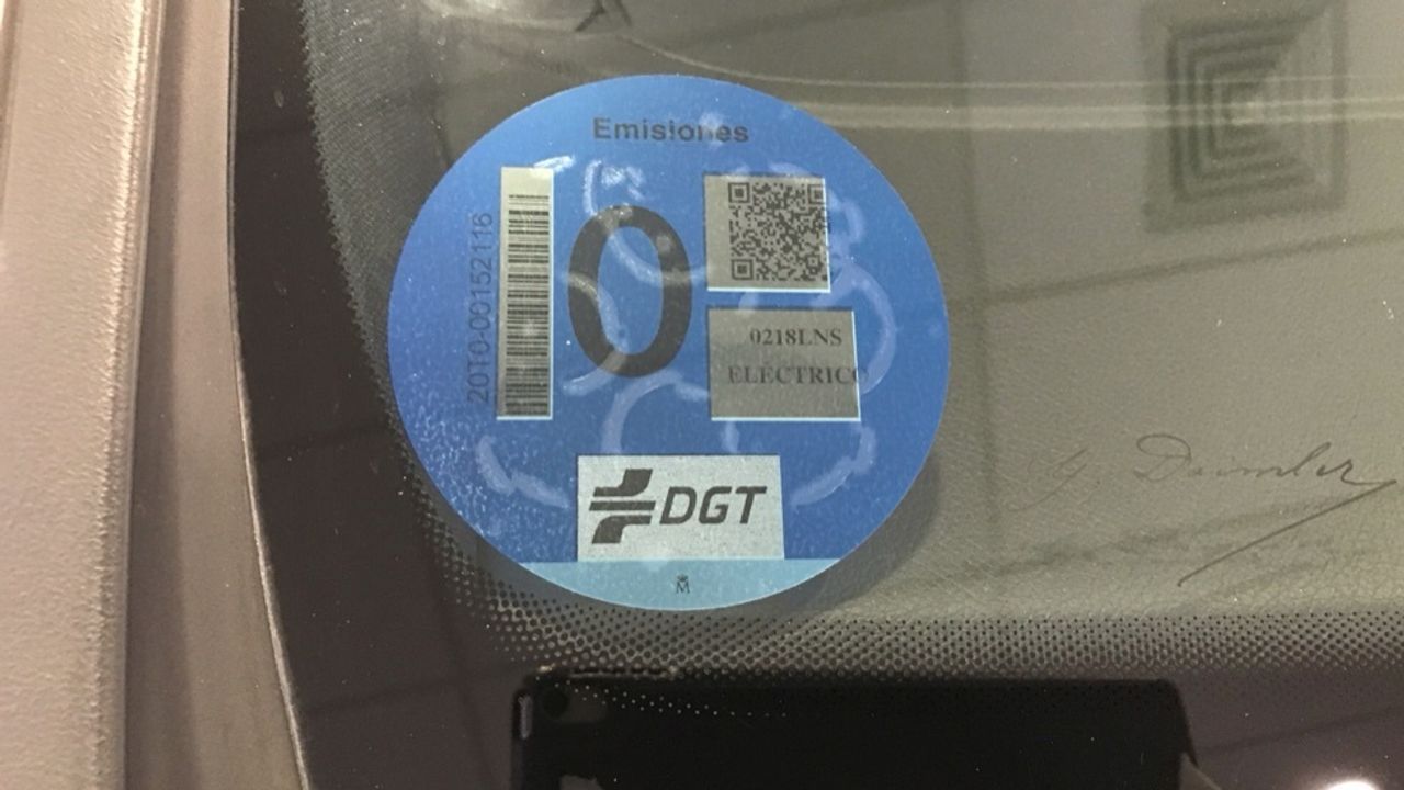 mercedes-eqa-250-amg-line-imagen-16