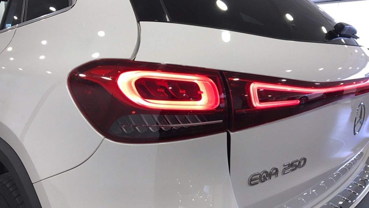 mercedes-eqa-250-amg-line-imagen-24