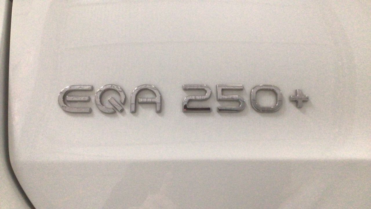 mercedes-eqa-250+-amg-night-edition-imagen-11