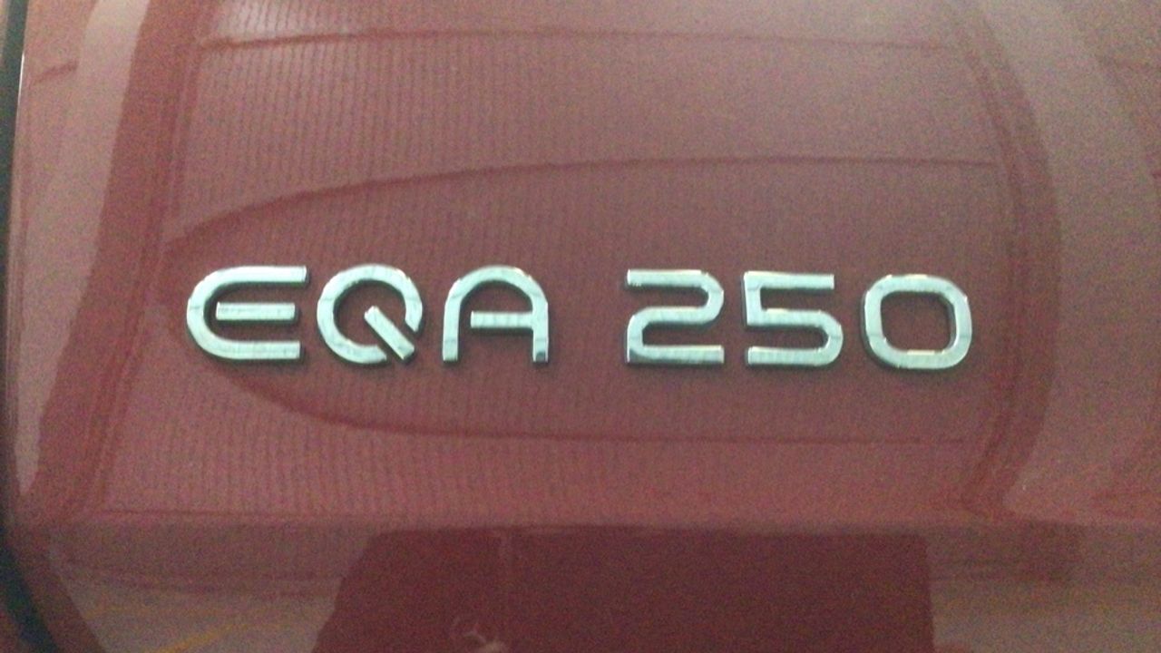 mercedes-eqa-250-amg-line-imagen-11