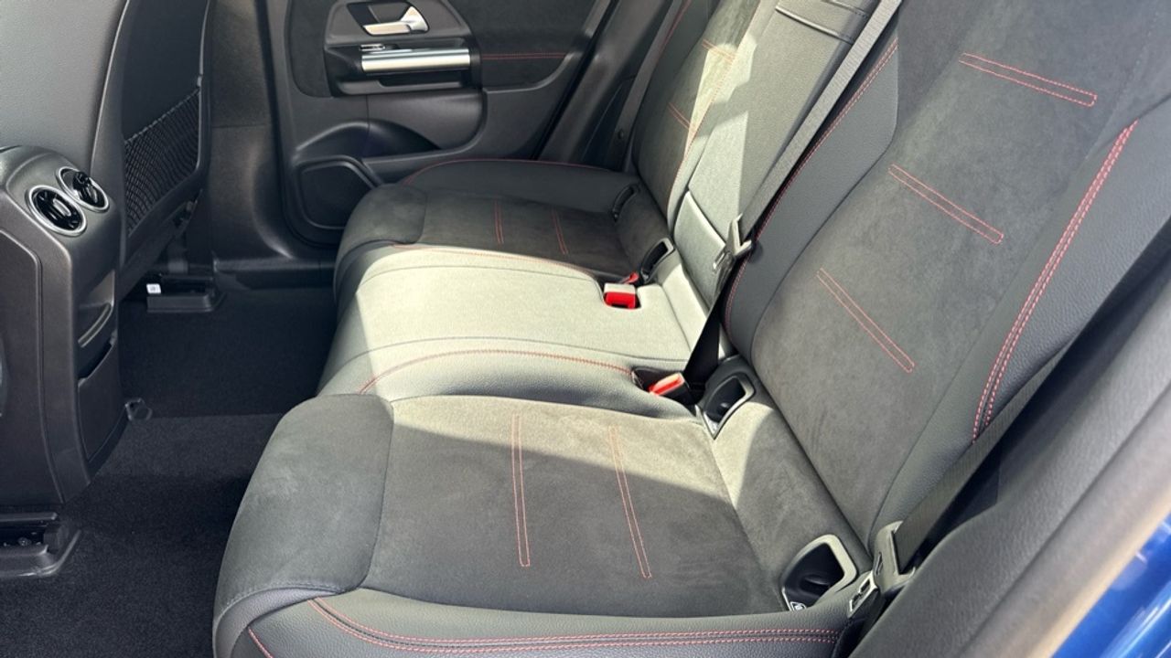 mercedes-eqa-250+-+-amg-line-imagen-10