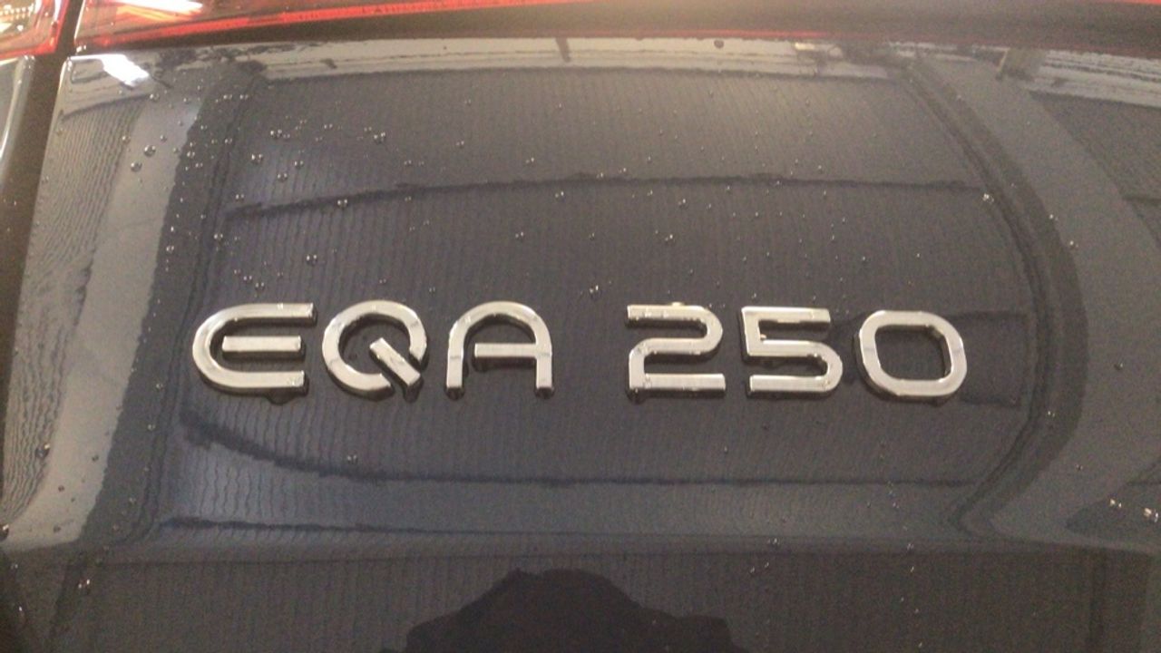 mercedes-eqa-250-amg-line-imagen-11