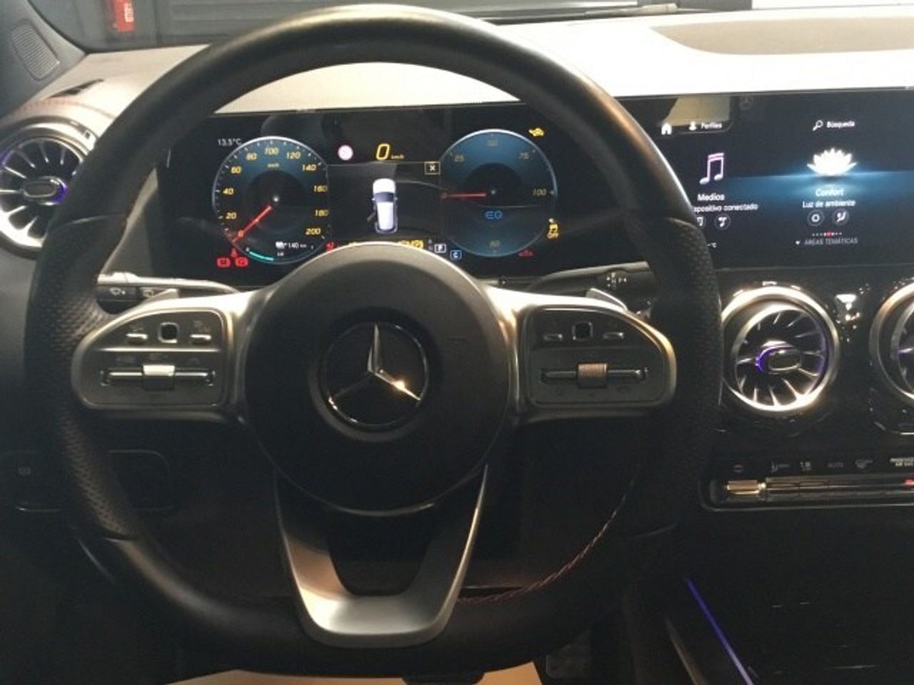 mercedes-eqa-250-amg-line-imagen-8