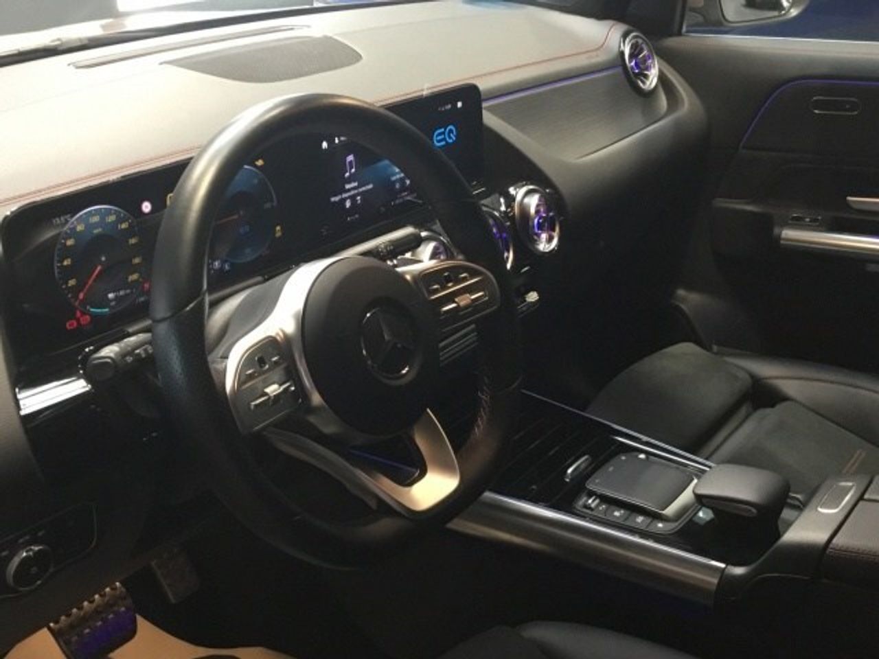 mercedes-eqa-250-amg-line-imagen-5