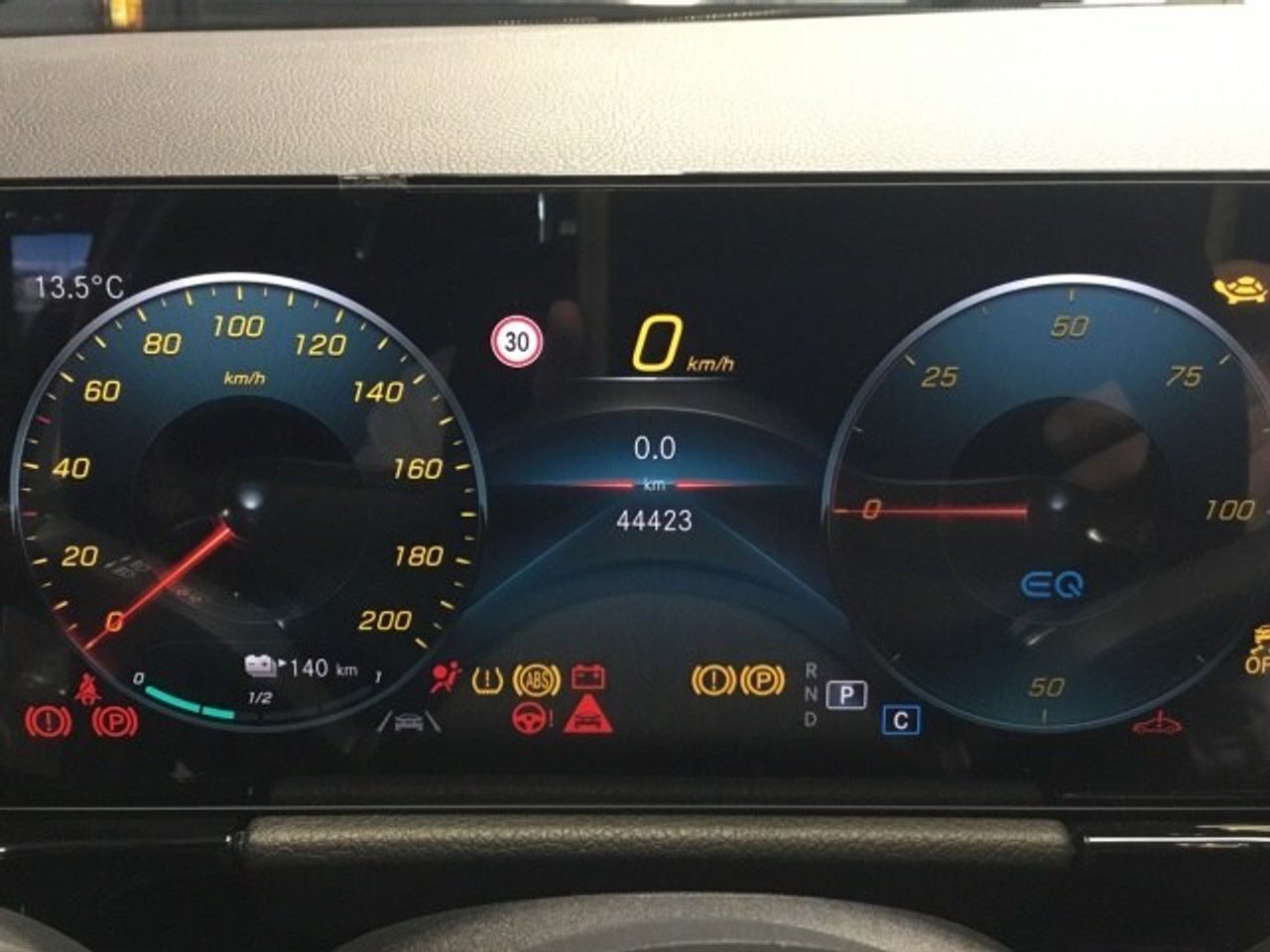 mercedes-eqa-250-amg-line-imagen-15