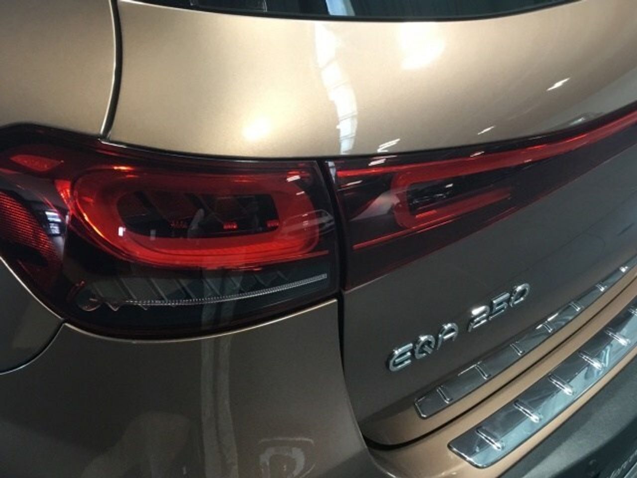 mercedes-eqa-250-amg-line-imagen-18