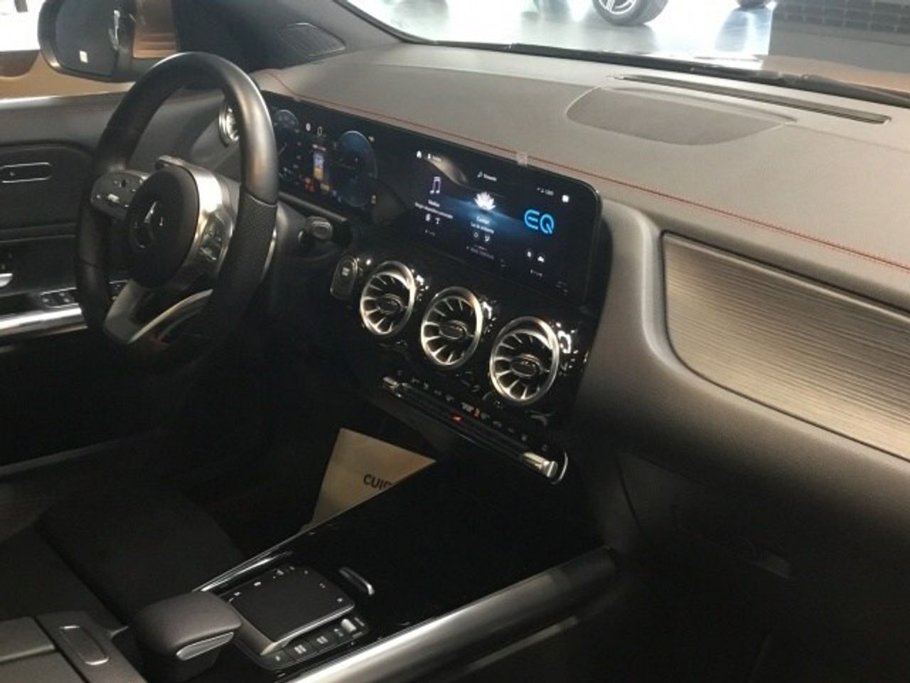 mercedes-eqa-250-amg-line-imagen-9