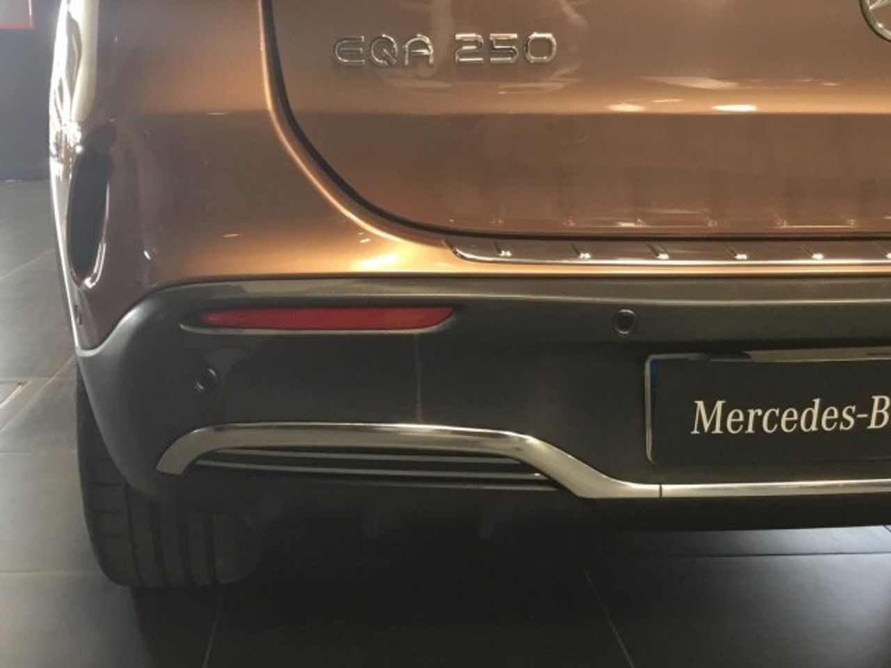 mercedes-eqa-250-amg-line-imagen-11