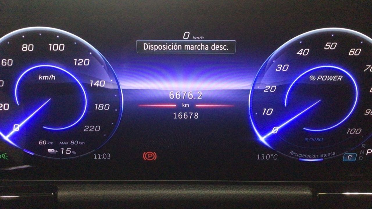 mercedes-eqa-250+-+-amg-line-imagen-24