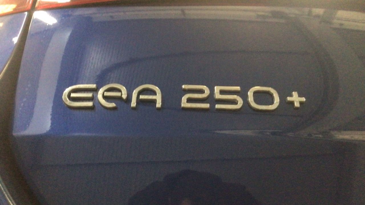 mercedes-eqa-250+-+-amg-line-imagen-11