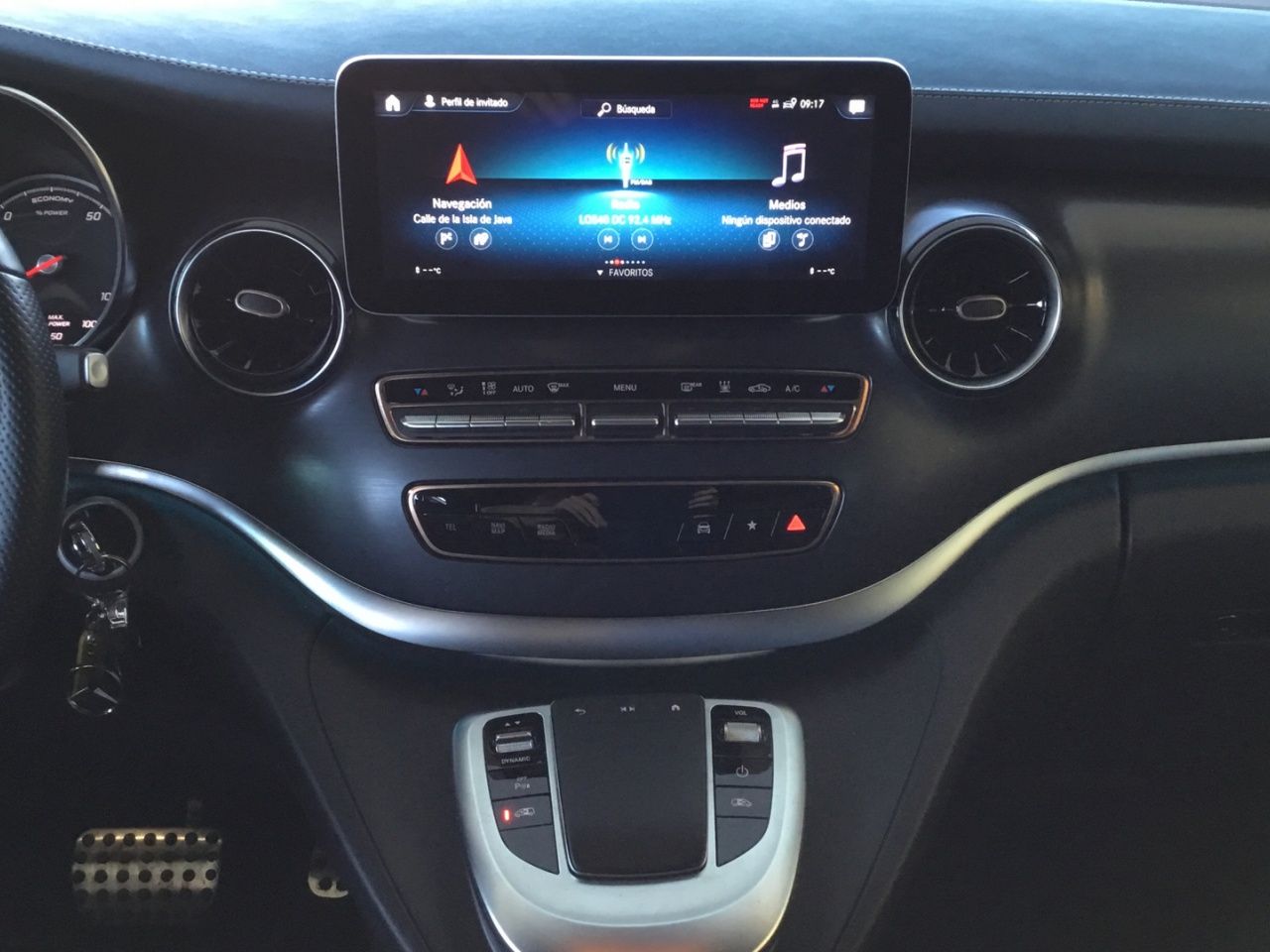 mercedes-eqv-300-larga-e100-imagen-9