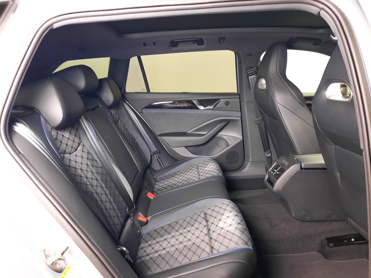 Volkswagen Passat Passat R-Line 1.5 TSI eHybrid 130 kW (177 CV) / 85 kW (115 CV)  Automático DSG 6 vel.  - Foto 2