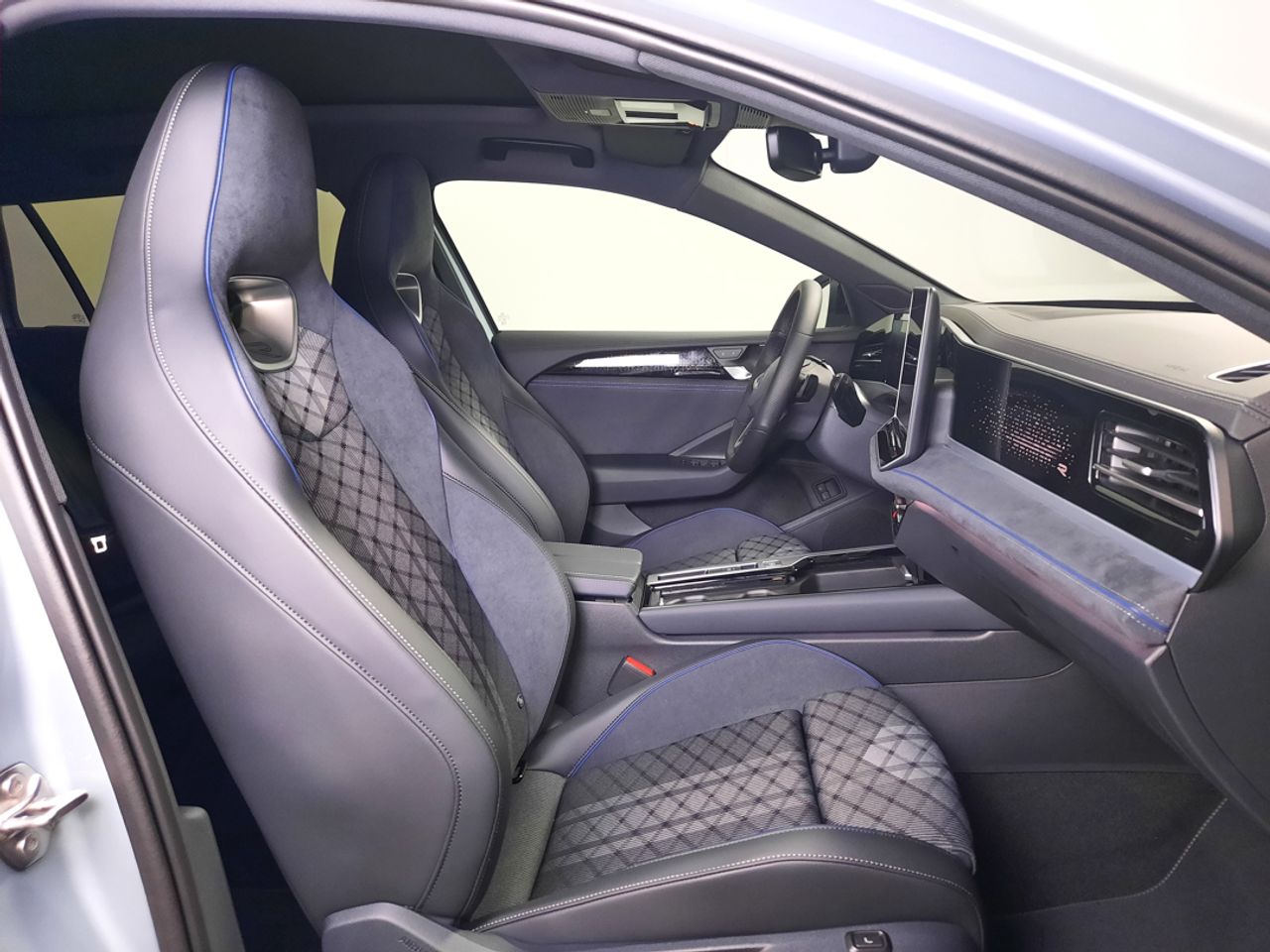 Volkswagen Passat Passat R-Line 1.5 TSI eHybrid 130 kW (177 CV) / 85 kW (115 CV)  Automático DSG 6 vel.  - Foto 2