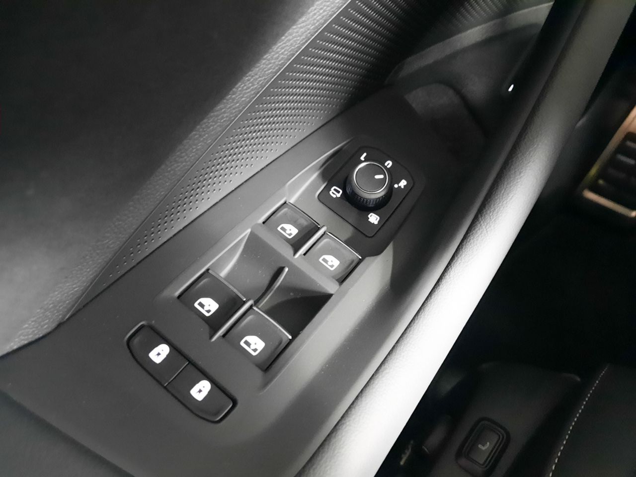 Volkswagen Passat Passat R-Line 1.5 TSI eHybrid 130 kW (177 CV) / 85 kW (115 CV)  Automático DSG 6 vel.  - Foto 2