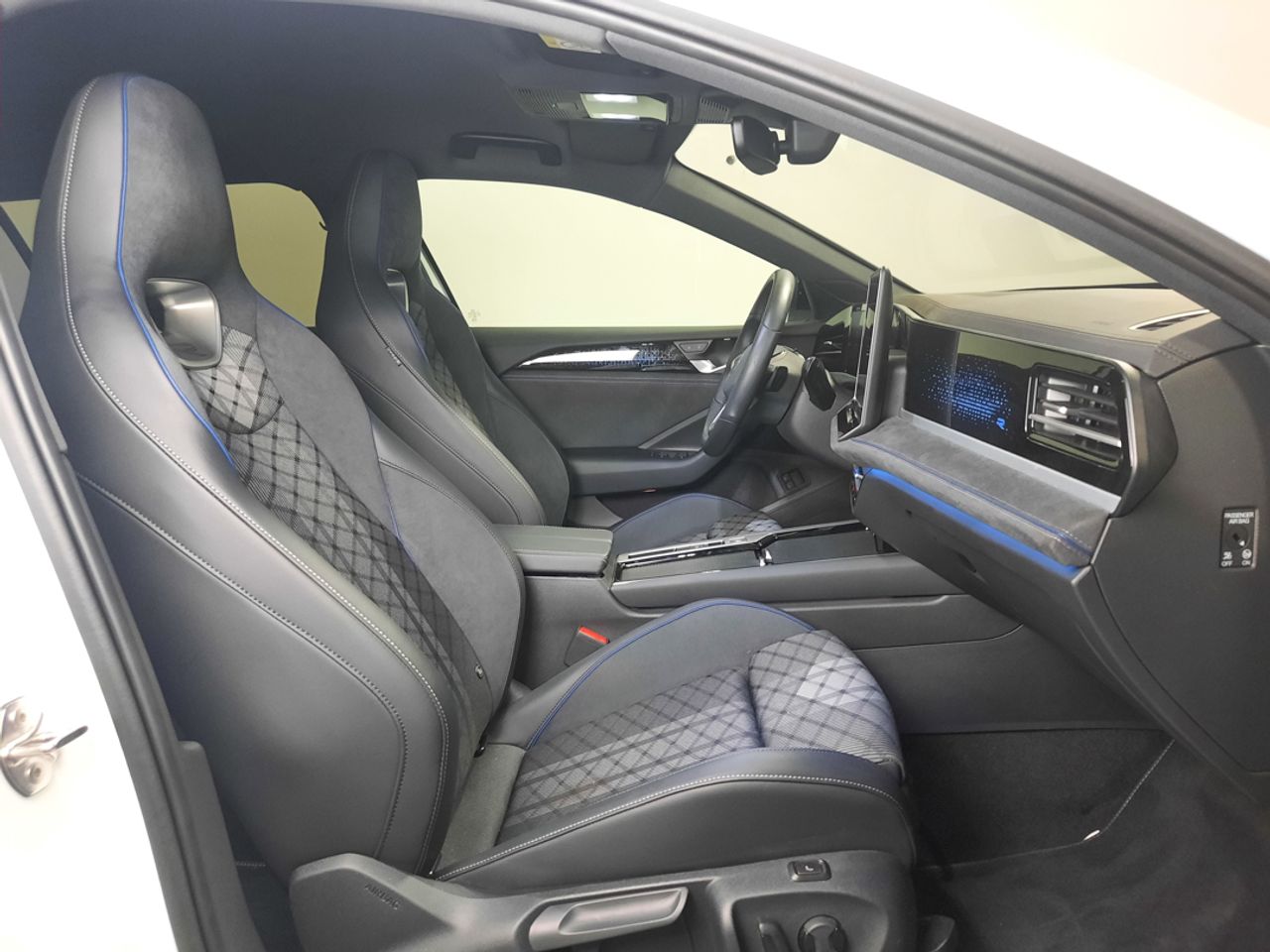 Volkswagen Passat Passat R-Line 1.5 TSI eHybrid 130 kW (177 CV) / 85 kW (115 CV)  Automático DSG 6 vel.  - Foto 2