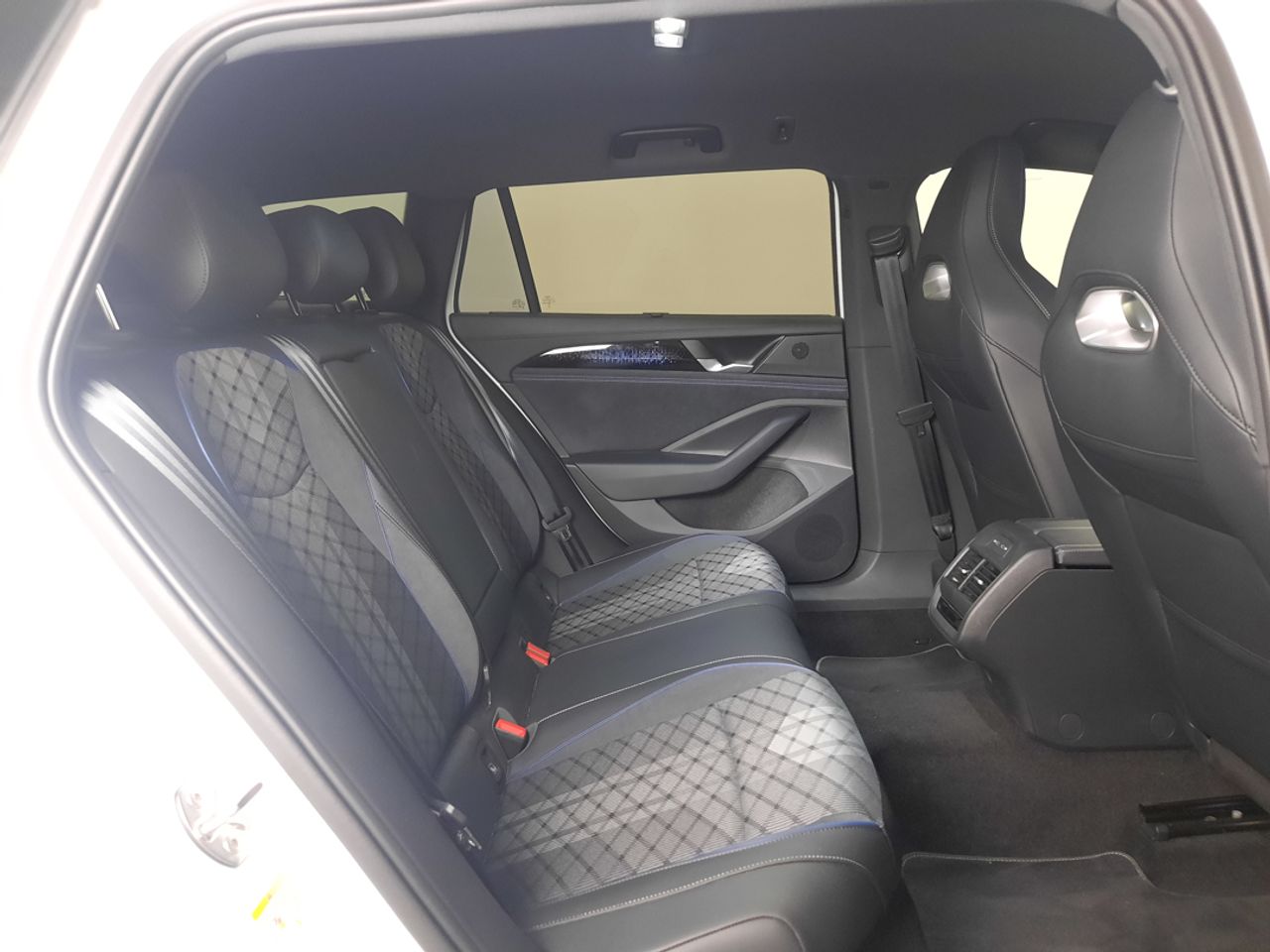 Volkswagen Passat Passat R-Line 1.5 TSI eHybrid 130 kW (177 CV) / 85 kW (115 CV)  Automático DSG 6 vel.  - Foto 2