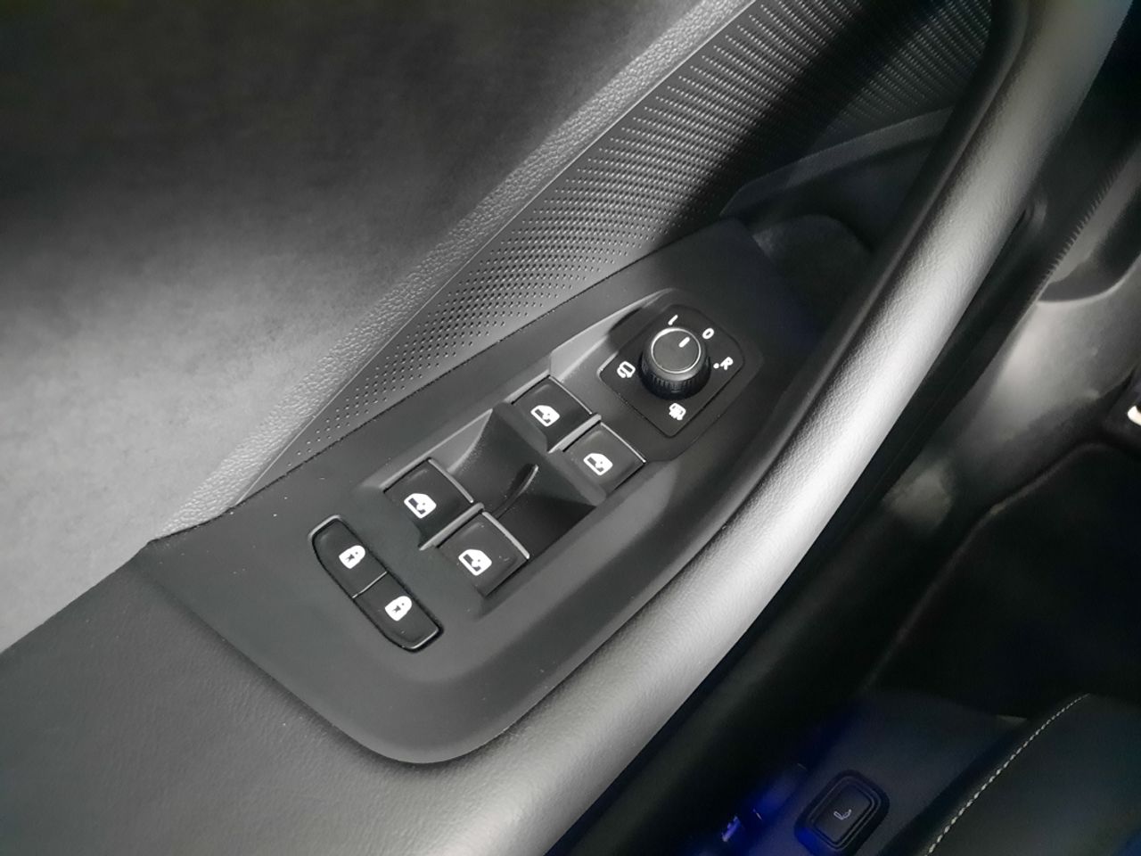 Volkswagen Passat Passat R-Line 1.5 TSI eHybrid 130 kW (177 CV) / 85 kW (115 CV)  Automático DSG 6 vel.  - Foto 2