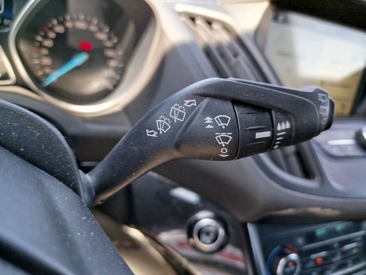 Ford Kuga 2.0 TDCi 110kW 4x2 ASS STLine - foto 29