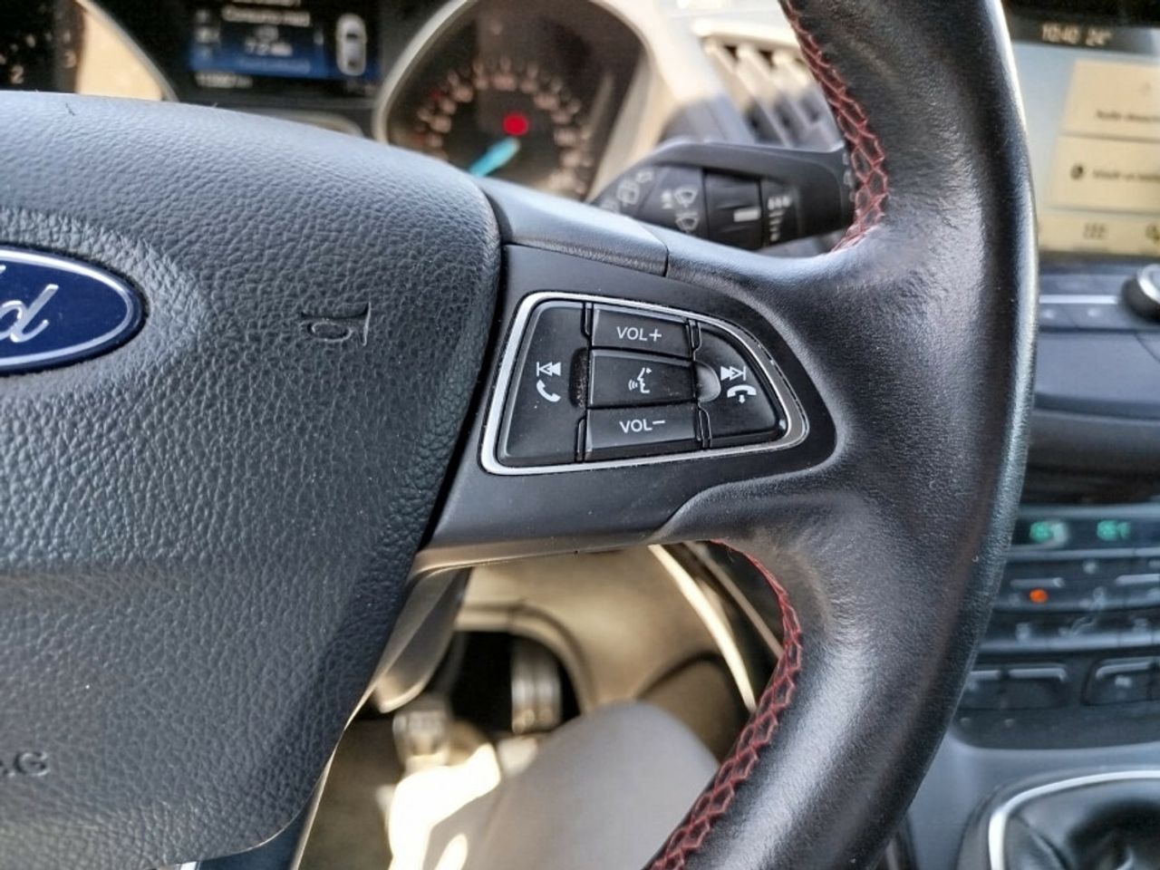 Ford Kuga 2.0 TDCi 110kW 4x2 ASS STLine - foto 30