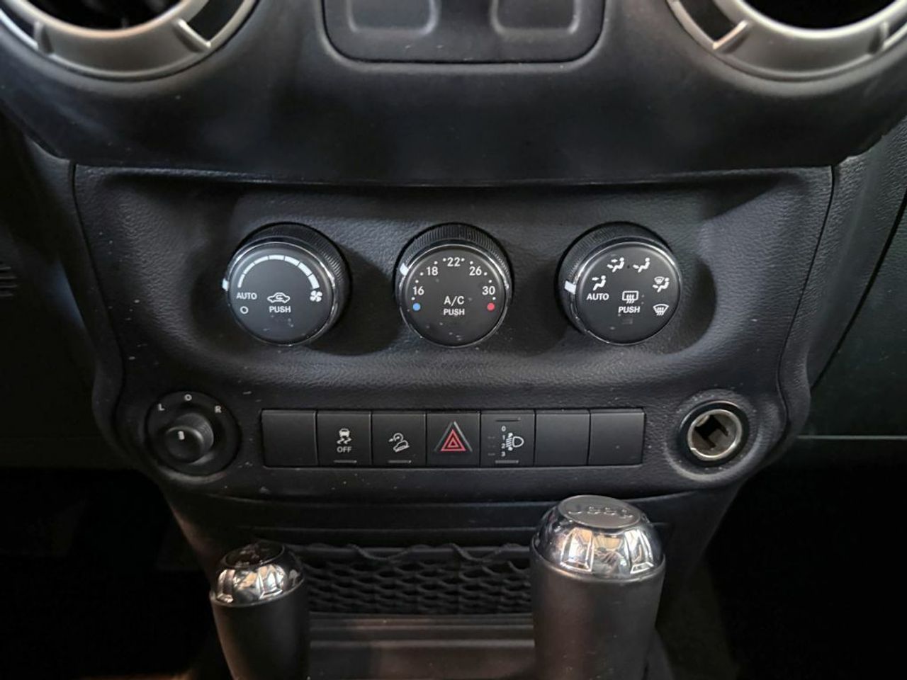 Jeep Wrangler 2.8 CRD Sahara Auto - foto 21