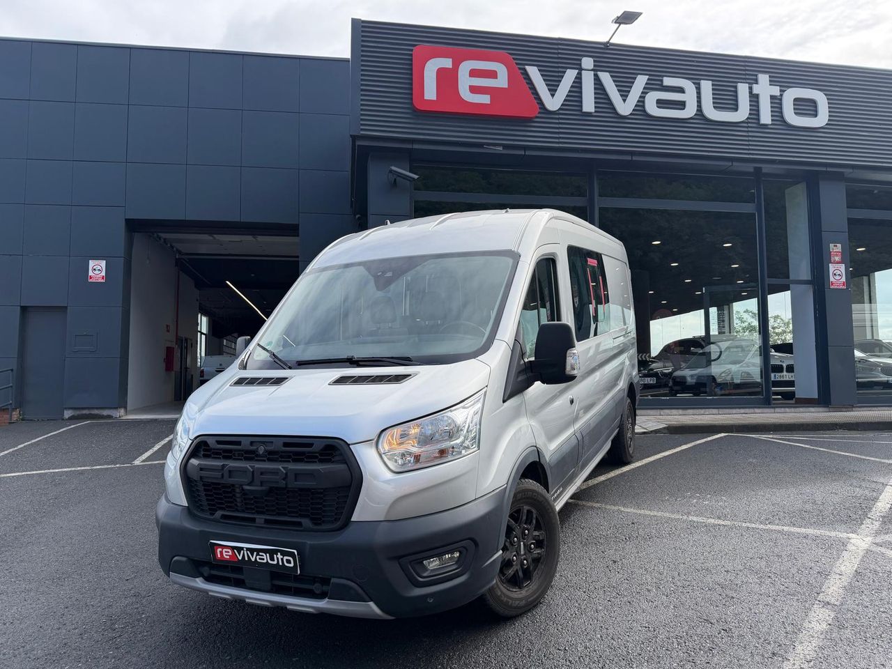 Ford Transit 350 L3H2 Kombi tráiler delantera