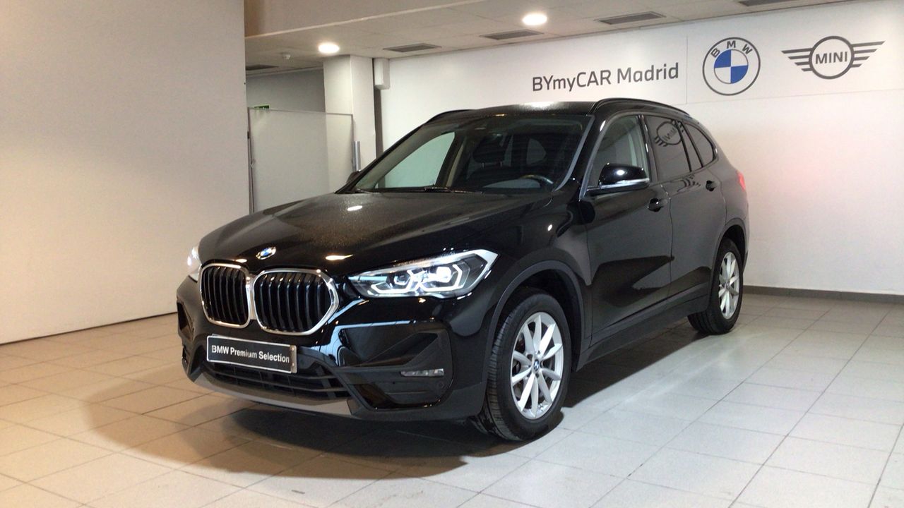 Volante multifuncion de aleacion y cuero ajustable  de segunda mano - bmw x1 2020 /