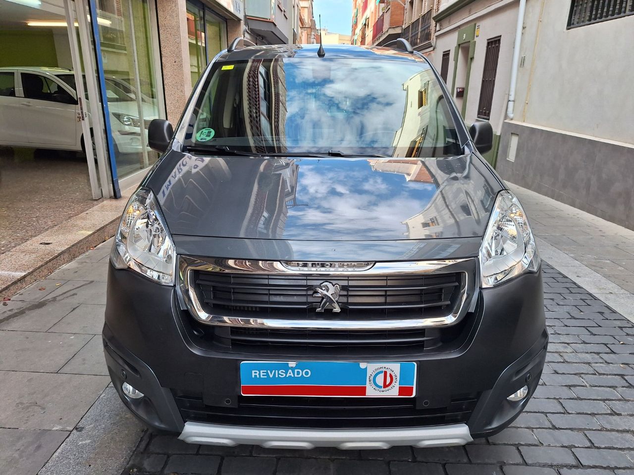 Peugeot Partner Tepee Outdoor 1.2 PureTech 110 Sólo con 30.000 Km. Etiq. Verde C  Euro 6 - Foto 4