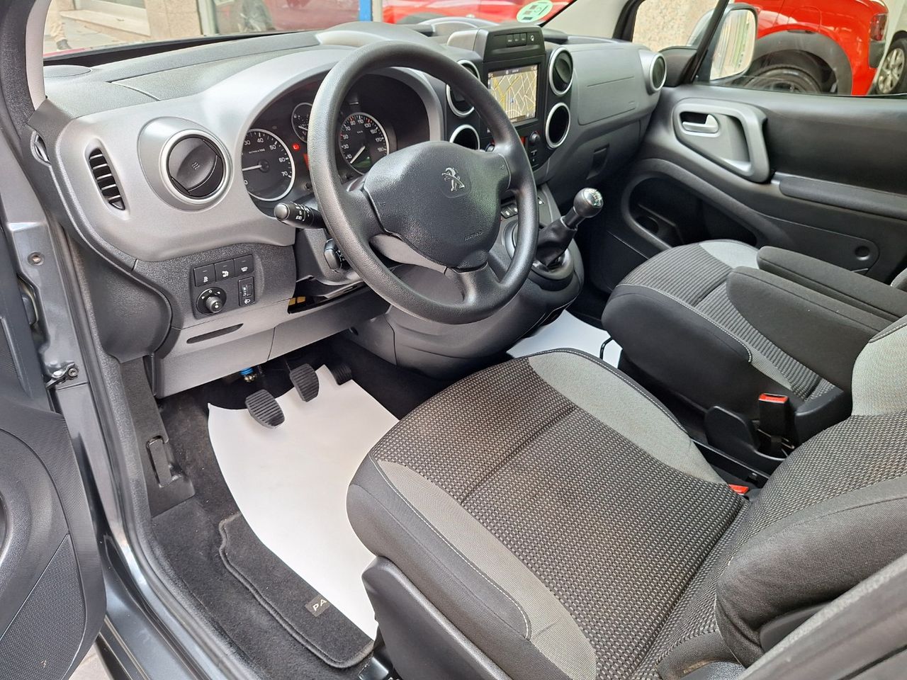 Peugeot Partner Tepee Outdoor 1.2 PureTech 110 Sólo con 30.000 Km. Etiq. Verde C  Euro 6 - Foto 5