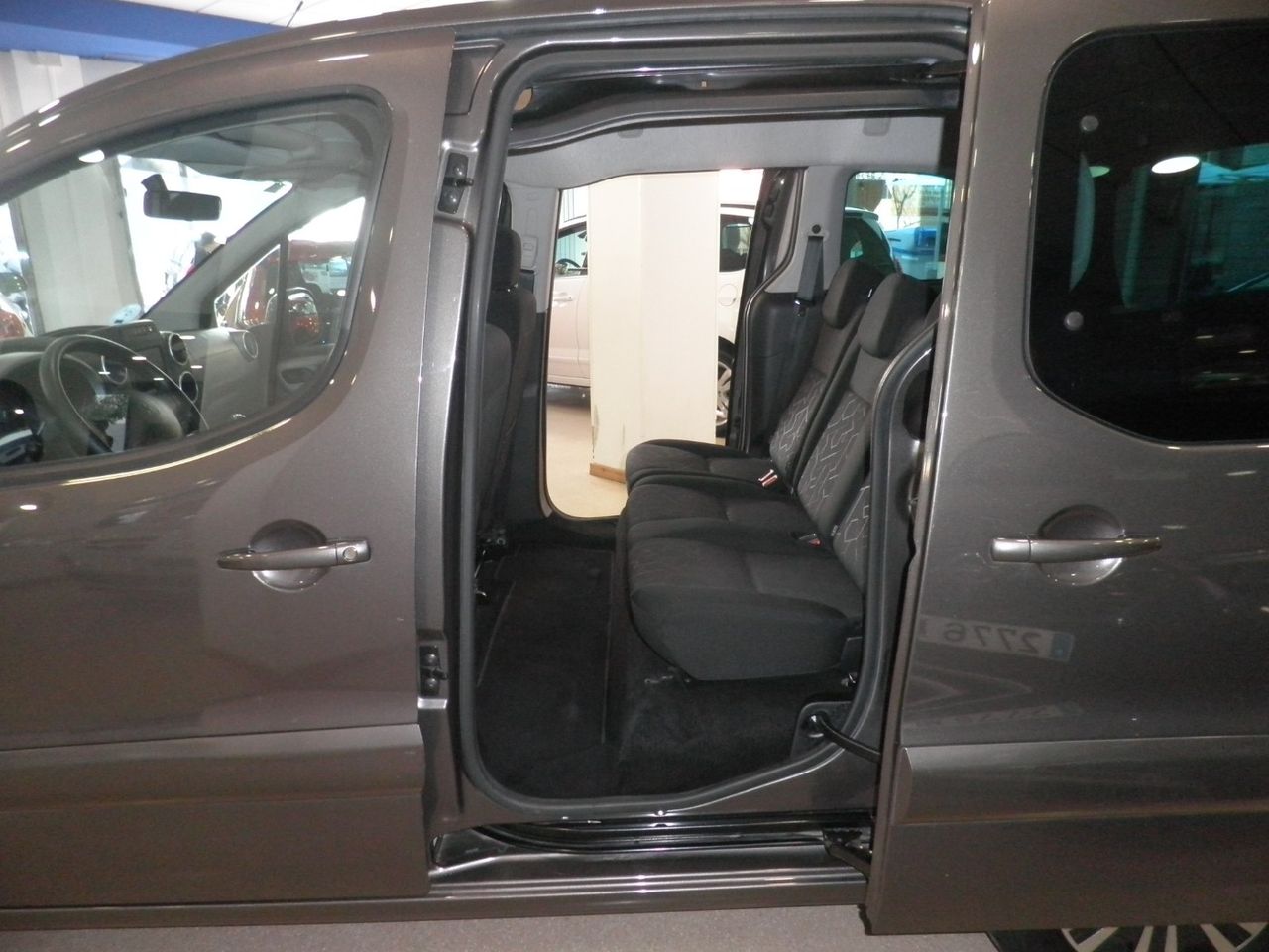 Peugeot Partner Tepee Active 1.2 PureTech 110 Etiq. verde C  Euro 6  44.000 Km - Foto 18