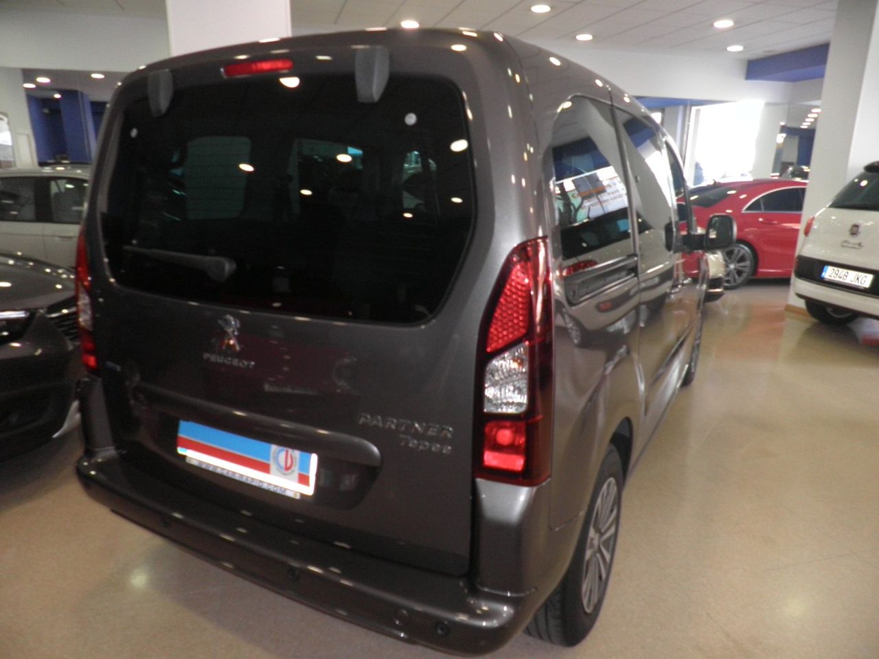Peugeot Partner Tepee Active 1.2 PureTech 110 Etiq. verde C  Euro 6  44.000 Km - Foto 15