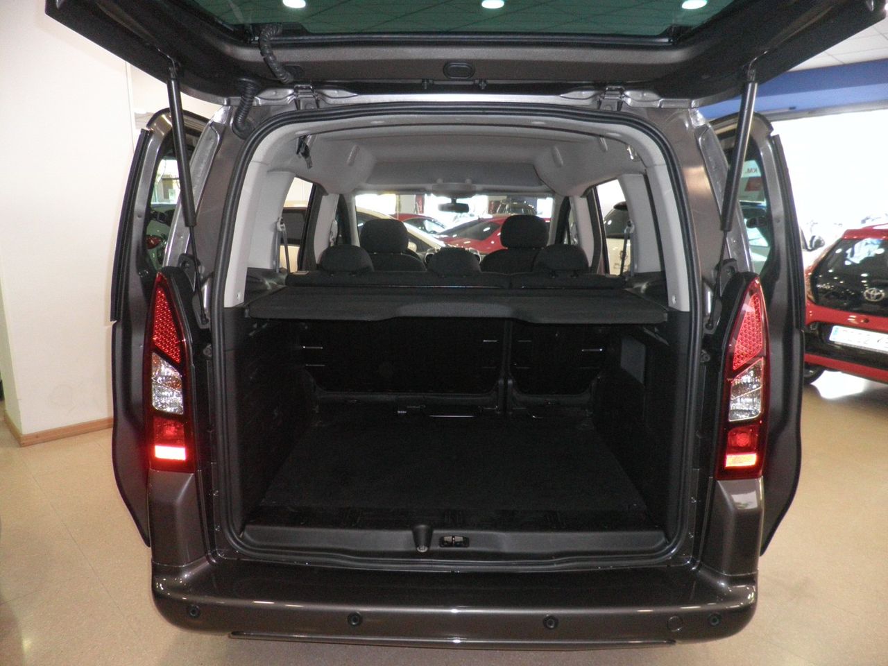 Peugeot Partner Tepee Active 1.2 PureTech 110 Etiq. verde C  Euro 6  44.000 Km - Foto 12