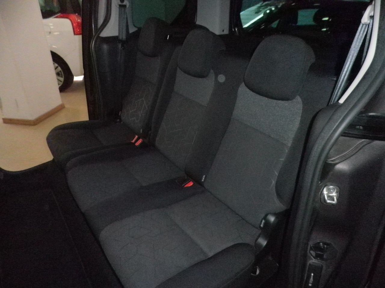 Peugeot Partner Tepee Active 1.2 PureTech 110 Etiq. verde C  Euro 6  44.000 Km - Foto 7