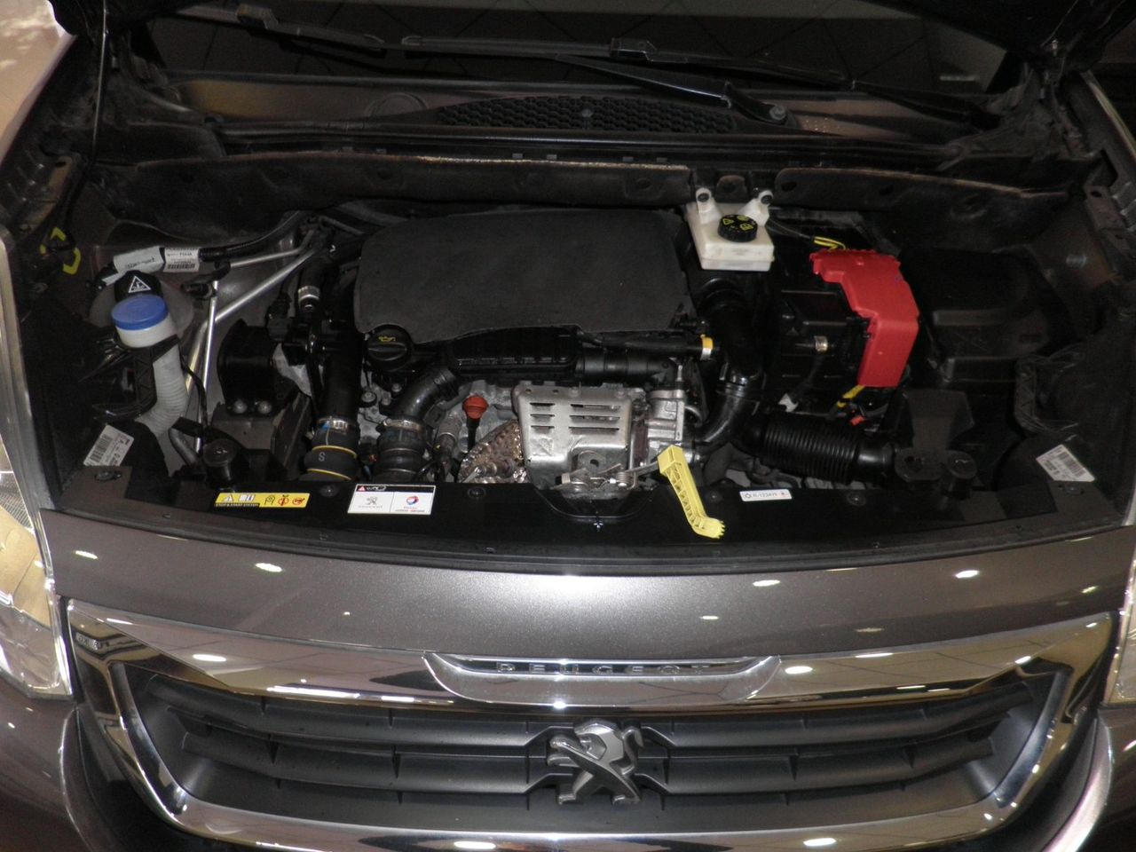 Peugeot Partner Tepee Active 1.2 PureTech 110 Etiq. verde C  Euro 6  44.000 Km - Foto 9