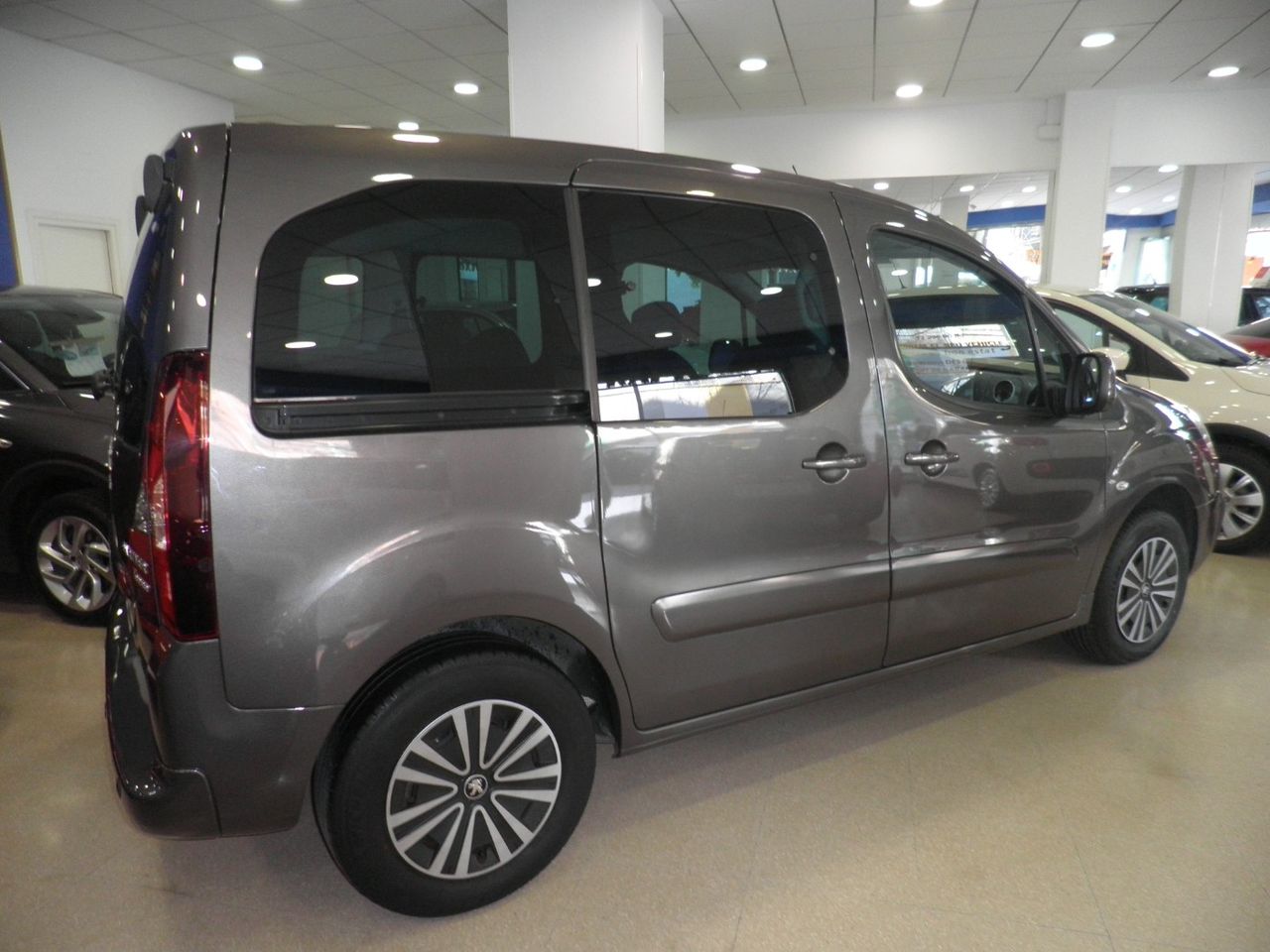 Peugeot Partner Tepee Active 1.2 PureTech 110 Etiq. verde C  Euro 6  44.000 Km - Foto 6