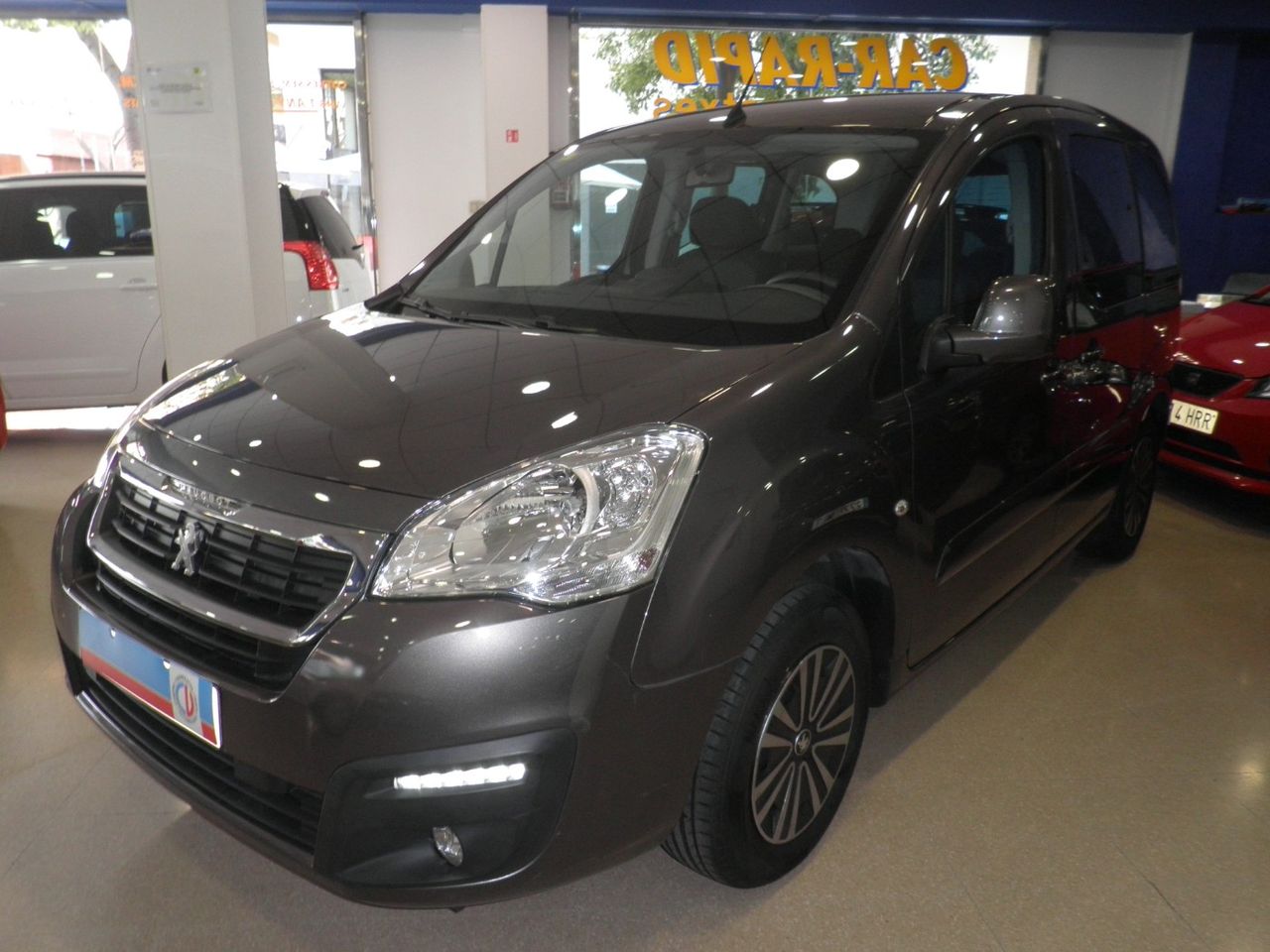 Peugeot Partner Tepee Active 1.2 PureTech 110 Etiq. verde C  Euro 6  44.000 Km - Foto 4