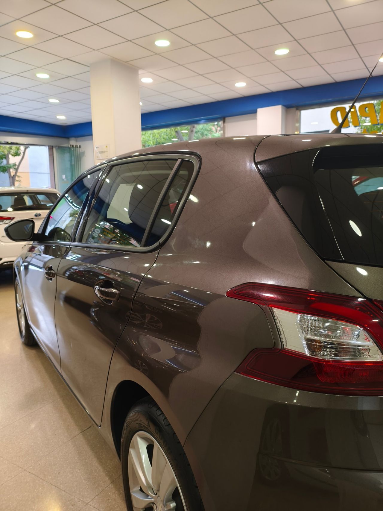 Peugeot 308 5p Allure 1.2 PureTech 110 S&S - Foto 10