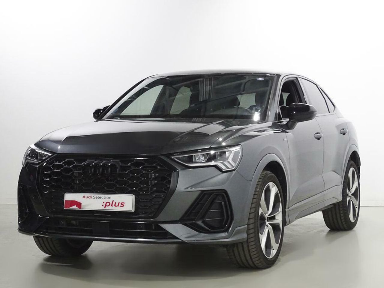audi q3 2024 /