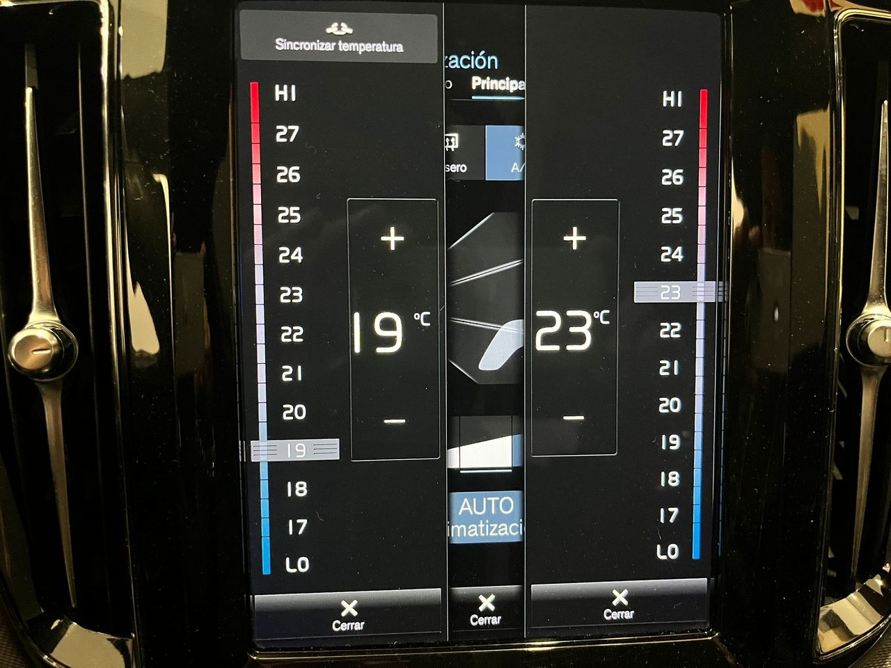 Volvo XC60 2.0 B4 D AWD R-Design Auto - foto 26