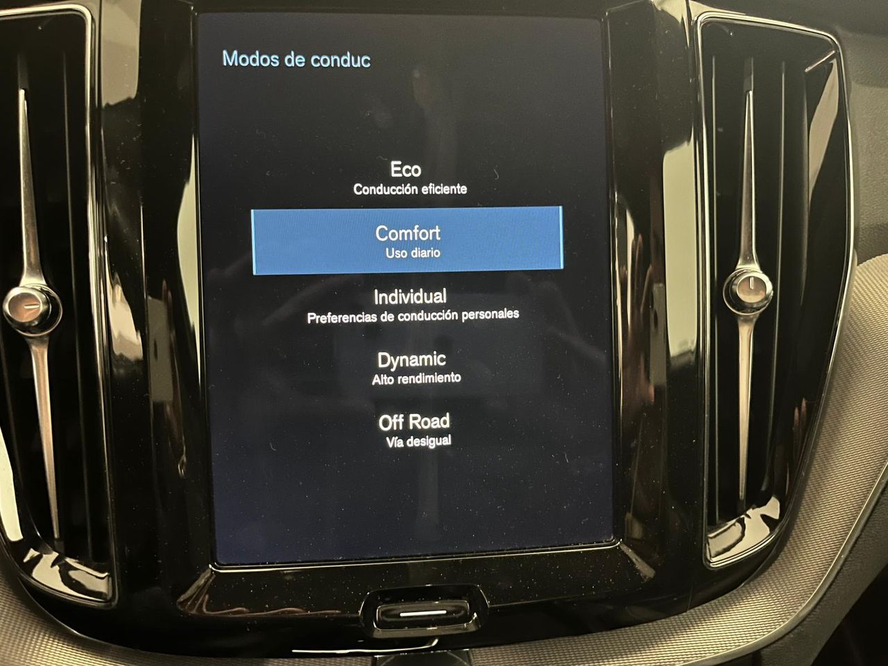 Volvo XC60 2.0 B4 D AWD R-Design Auto - foto 31