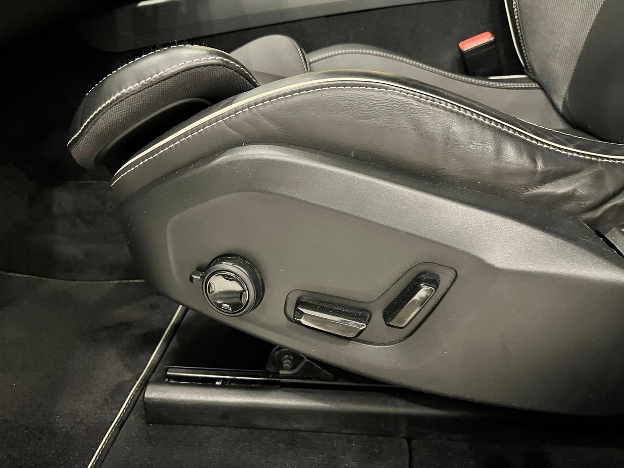 Volvo XC60 2.0 B4 D AWD R-Design Auto - foto 34