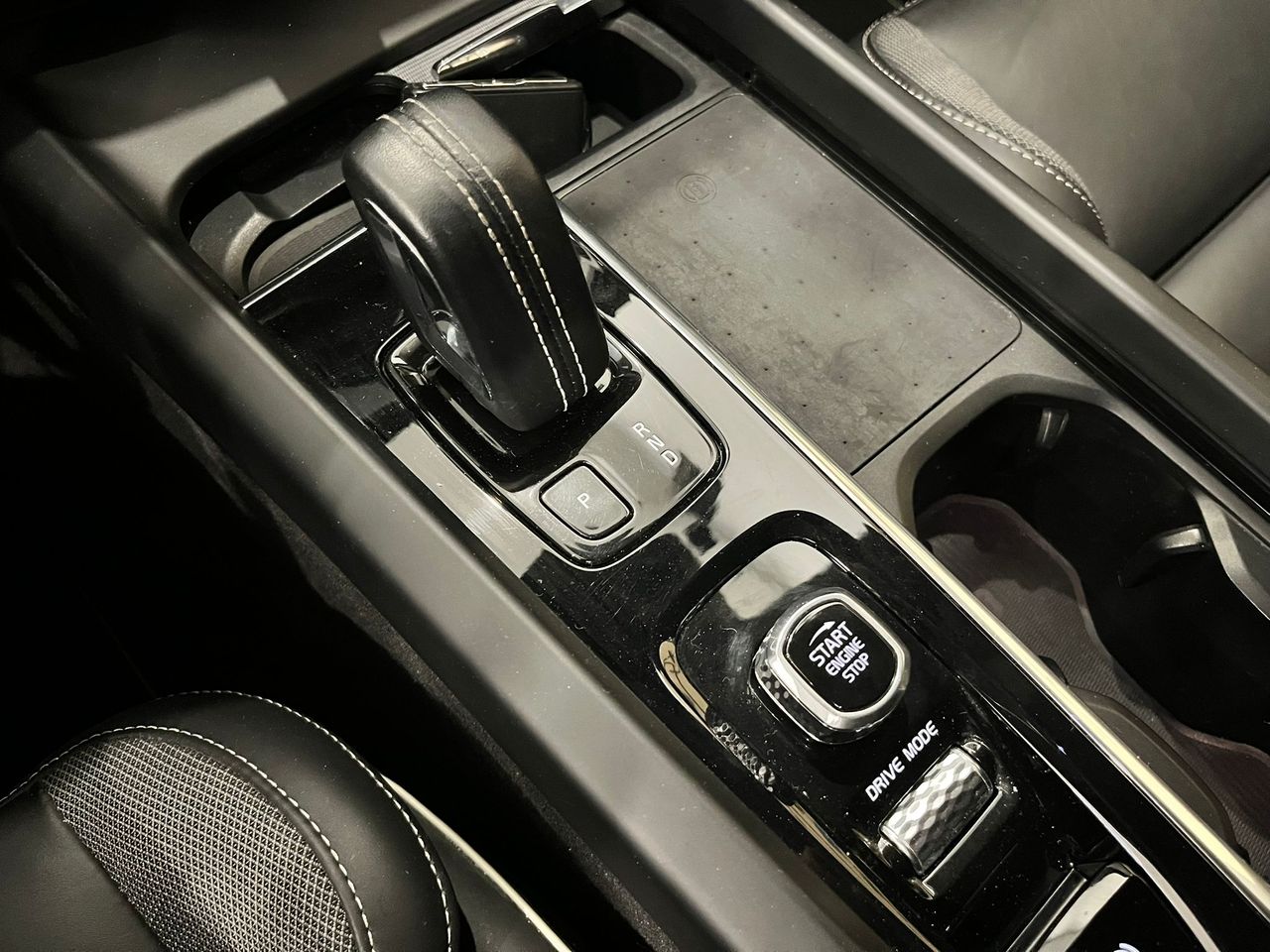 Volvo XC60 2.0 B4 D AWD R-Design Auto - foto 28