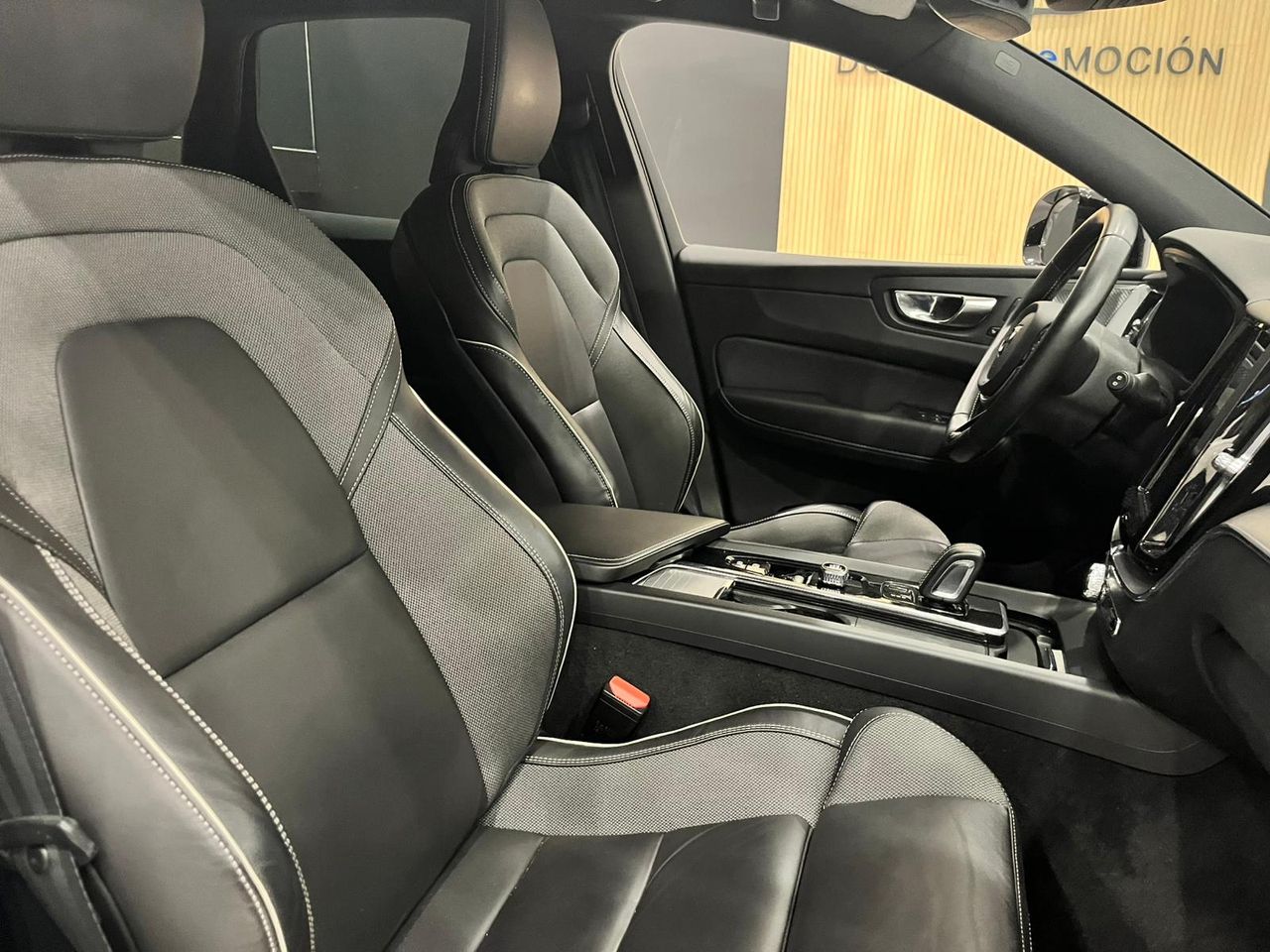 Volvo XC60 2.0 B4 D AWD R-Design Auto - foto 40