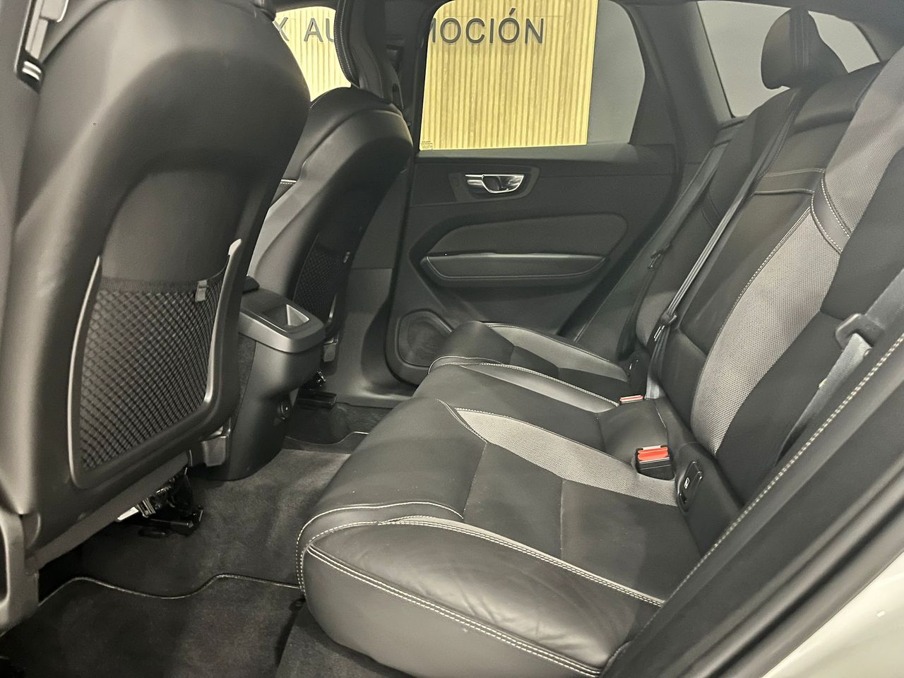 Volvo XC60 2.0 B4 D AWD R-Design Auto - foto 39