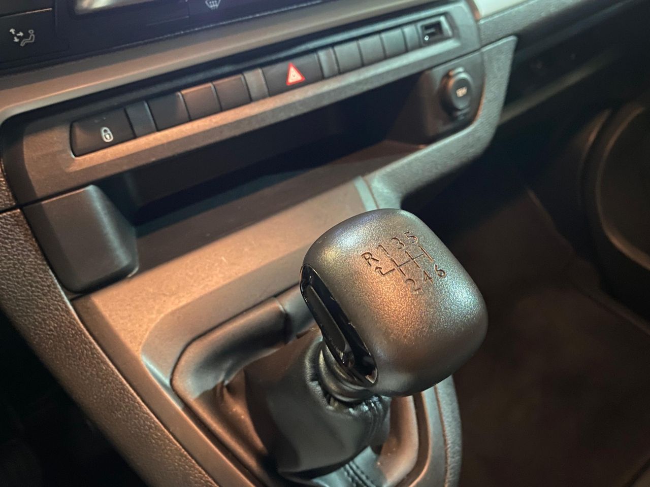 Peugeot Traveller Business 1.5 BlueHDi 120 Long  - Foto 2