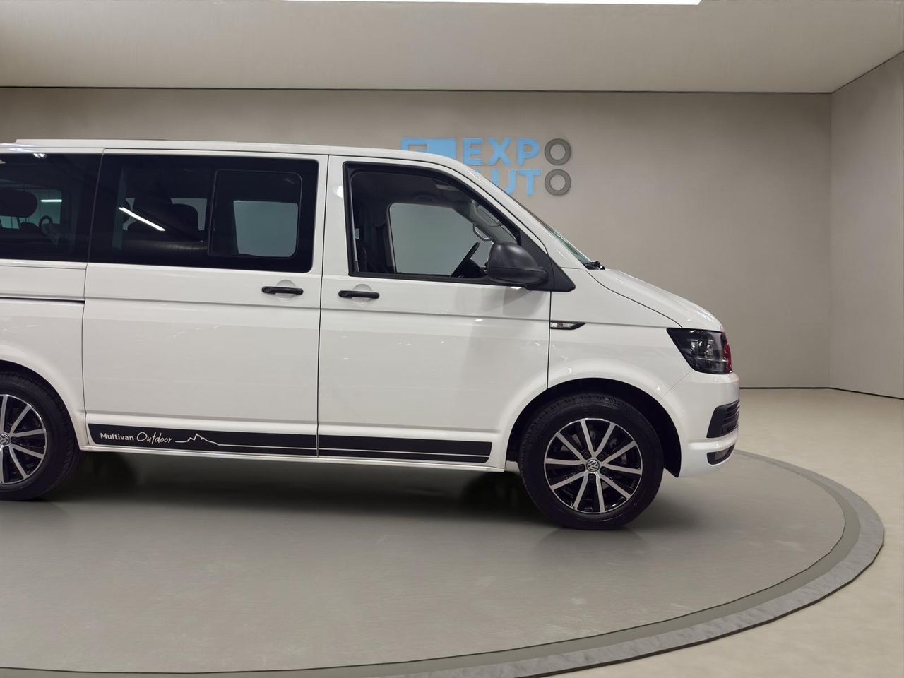 Volkswagen Multivan Outdoor Corto 2.0 TDI 110kW(150CV) BMT adaptado con rampa elevadora eléctrica para silla de ruedas. - Foto 2