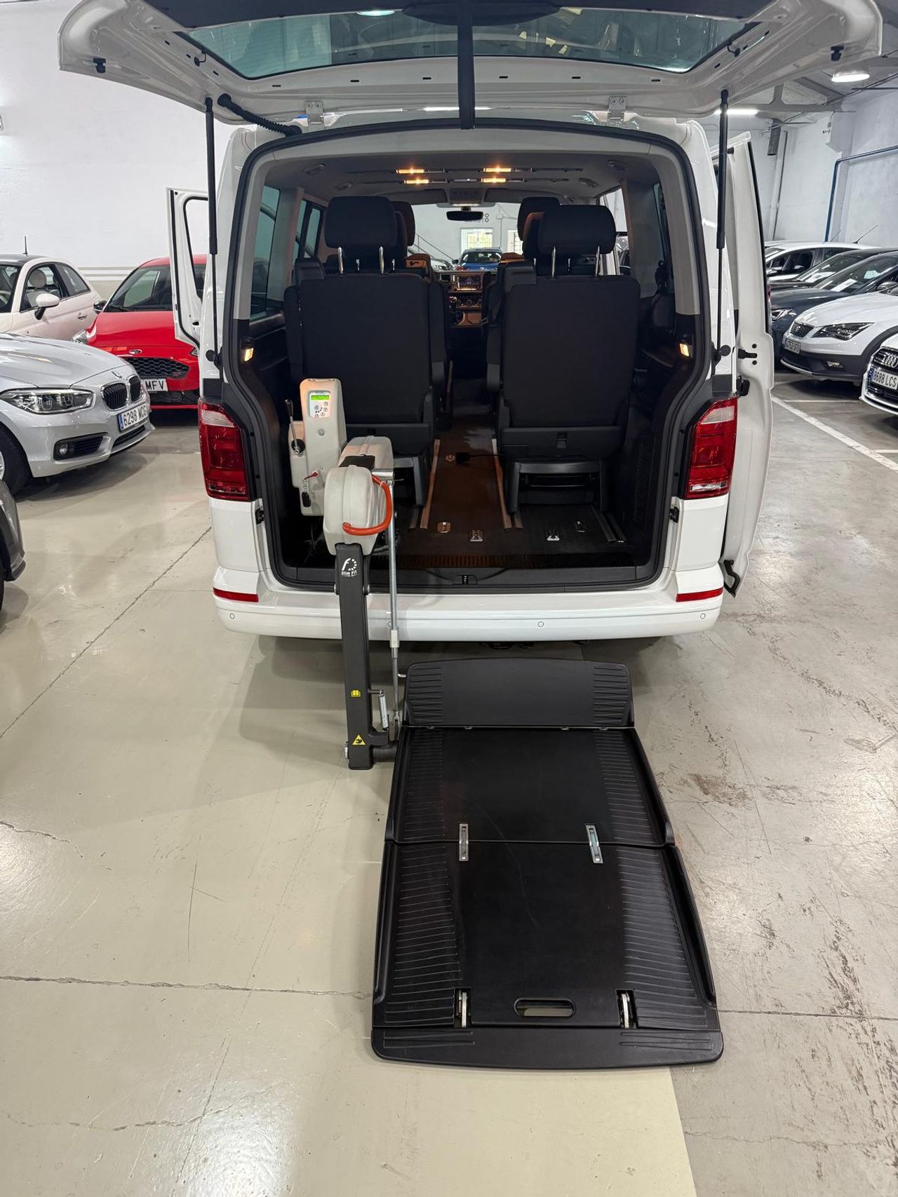 Volkswagen Multivan Outdoor Corto 2.0 TDI 110kW(150CV) BMT adaptado con rampa elevadora eléctrica para silla de ruedas. - Foto 2