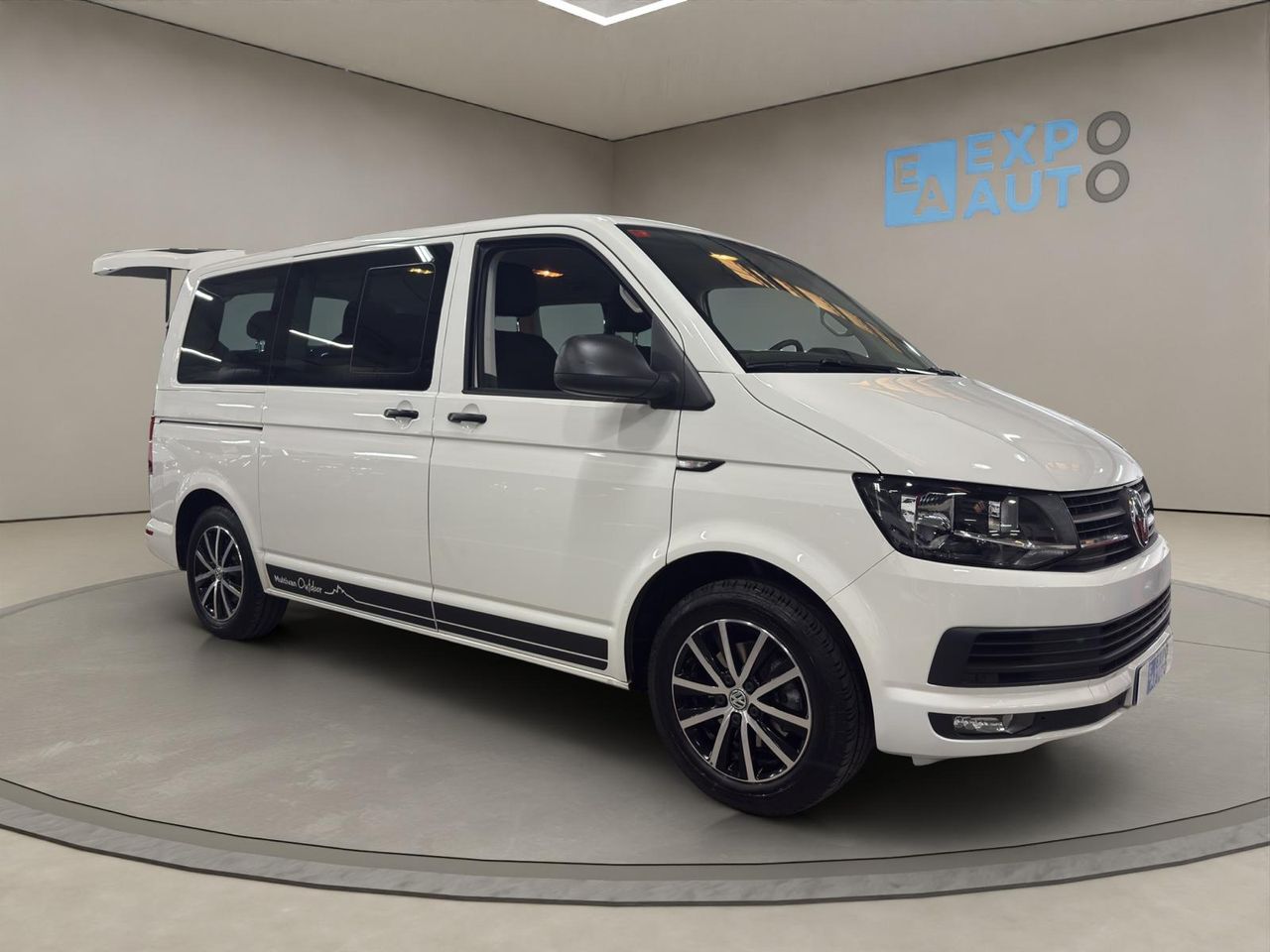 Volkswagen Multivan Outdoor Corto 2.0 TDI 110kW(150CV) BMT adaptado con rampa elevadora eléctrica para silla de ruedas. - Foto 2