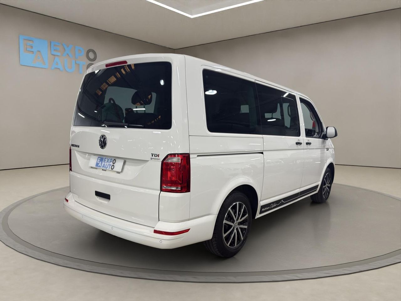 Volkswagen Multivan Outdoor Corto 2.0 TDI 110kW(150CV) BMT adaptado con rampa elevadora eléctrica para silla de ruedas. - Foto 2
